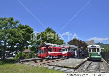 Static display of old Meitetsu Mino station and retro vehicles 31858398