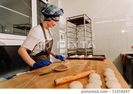 Making cinnamon buns. Homemade raw yeast dough 31858847