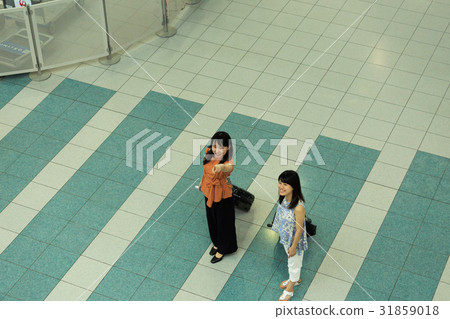 Travel image Young traveler walking in the lobby Shooting cooperation: Fukuoka Airport 31859018