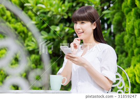 女性(智能手機) 女性(智能手機) 31859247