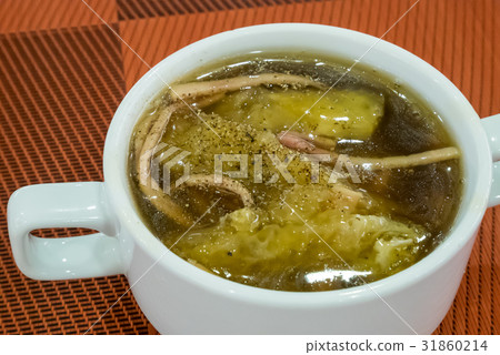 The chinese braised fish maw in red gravy soup The chinese braised fish maw in red gravy soup 31860214