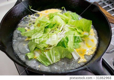 Homemade Oyster omelets.台灣美食蚵仔煎 31862968