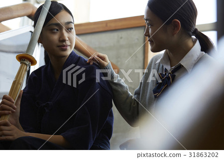 Kendo Girl Encouraging Friends 31863202