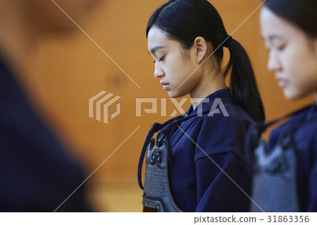 一個女孩開車進入劍道 31863356