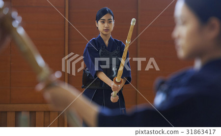 一個女孩開車進入劍道 31863417