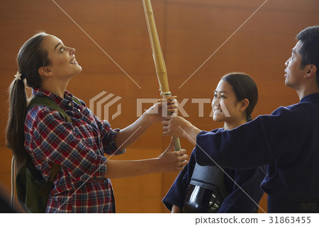 看武術的外國女性 看武術的外國女性 31863455