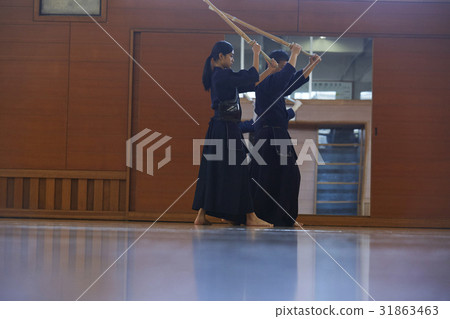 一個女孩開車進入劍道 一個女孩開車進入劍道 31863463