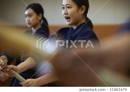 一個女孩開車進入劍道 一個女孩開車進入劍道 31863474