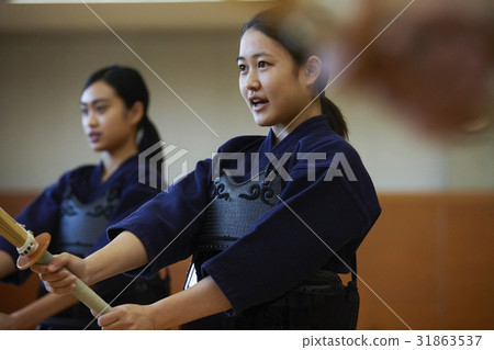 一個女孩開車進入劍道 一個女孩開車進入劍道 31863537