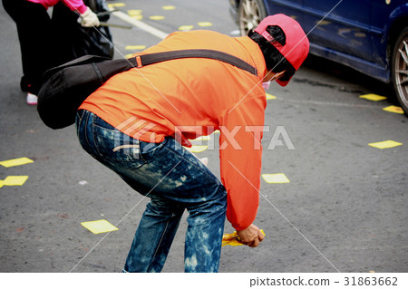 傳統信仰彎腰撿金紙 傳統信仰彎腰撿金紙 31863662