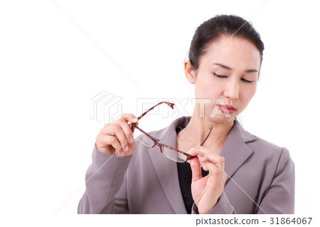 businesswoman suffers from poor eyesight businesswoman suffers from poor eyesight 31864067