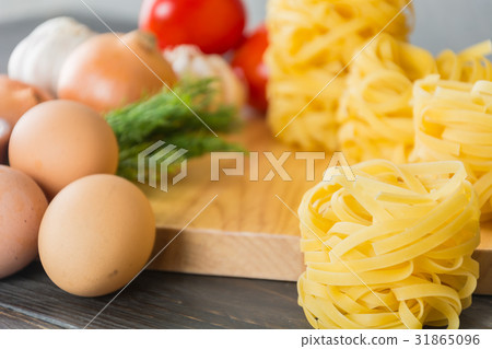 dry pasta spaghetti with ingredient dry pasta spaghetti with ingredient 31865096