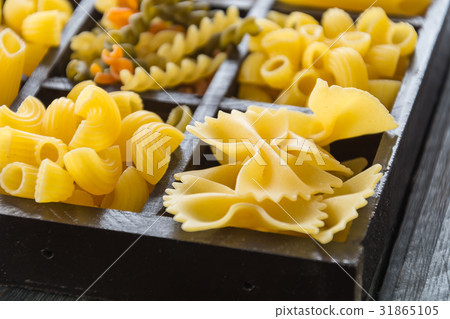dry pasta spaghetti with ingredient 31865105