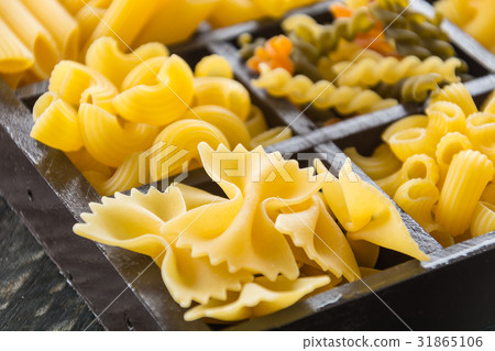 dry pasta spaghetti with ingredient 31865106
