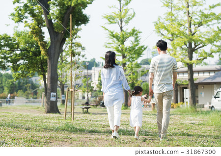 Family image (outdoor green background) 31867300