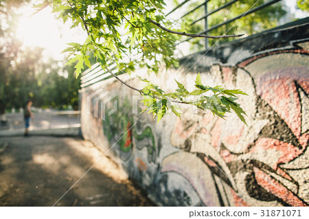 teenager walk with backpack 31871071