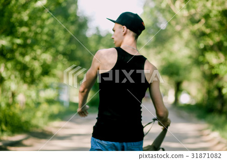 teenager walk with backpack 31871082
