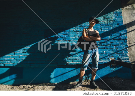 teenager walk with backpack 31871083