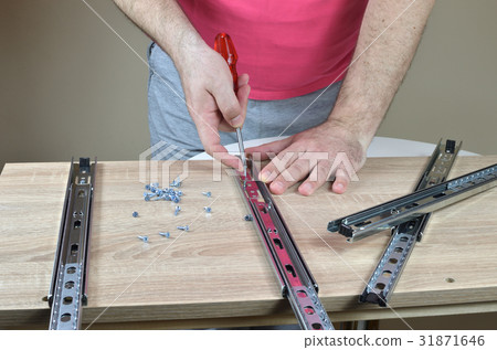 Installing a Drawer Slides on a Cabinet Installing a Drawer Slides on a Cabinet 31871646