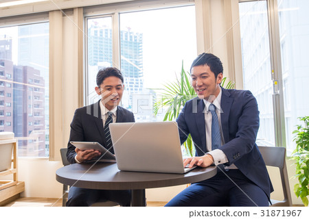 商務會議核心工作會議參與承諾男性員工兩人英俊 商務會議核心工作會議參與承諾男性員工兩人英俊 31871967