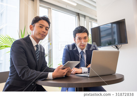 商務會議核心工作會議參與承諾男性員工兩人英俊 31872838