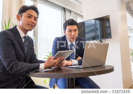 商務會議核心工作會議參與承諾男性員工兩人英俊 31872839