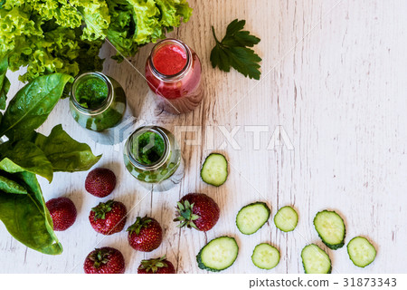 Top view. Fresh green smoothies and strawberry 31873343