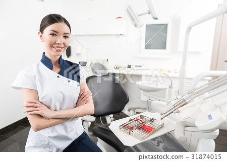 Outgoing stomatologist locating in dental room 31874015