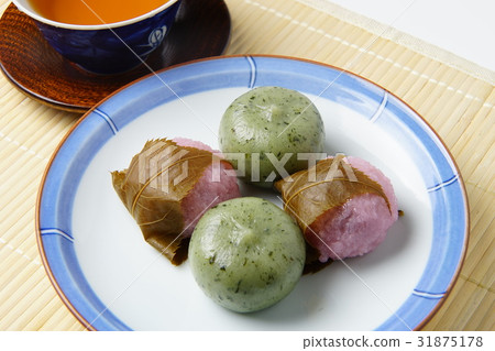 Sakura rice cake and rice cake 31875178