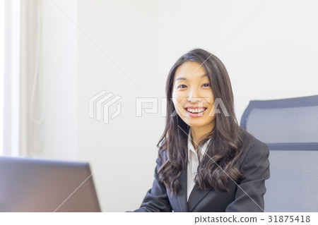 20多歲的女性在辦公室工作 31875418