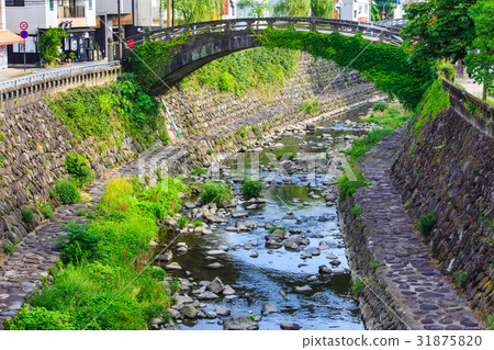 新鮮的綠色長崎的中島川石橋群（furumachi橋） 31875820