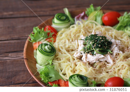 Chilled ramen with chicken and plenty of vegetables 31876051