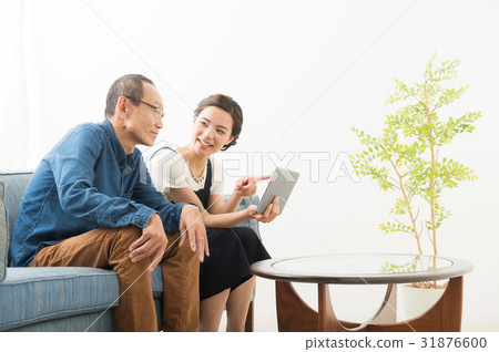 Senior male and young woman (tablet terminal) 31876600