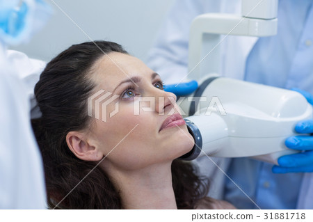Dentist taking x-ray of patients teeth 31881718