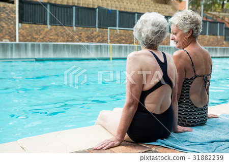 Senior women interacting with each other while relaxing 31882259