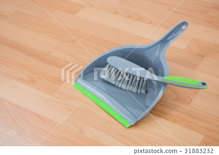 Close up of brush on dustpan Close up of brush on dustpan 31883232