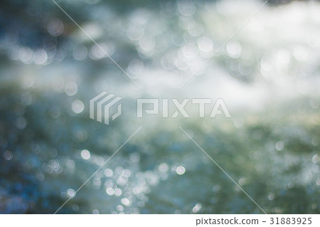 Blurred white bokeh picture of the tide 31883925
