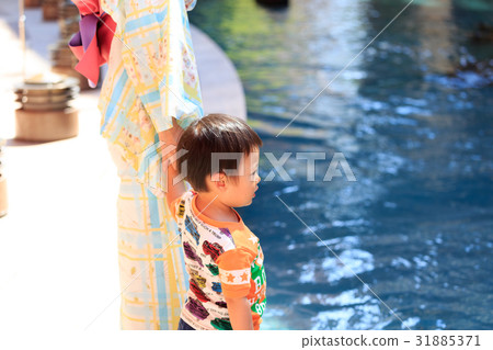 生活方式男孩玩水的一面和母親在浴衣風格 生活方式男孩玩水的一面和母親在浴衣風格 31885371