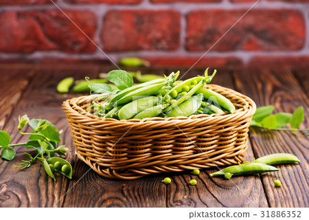 green peas 31886352