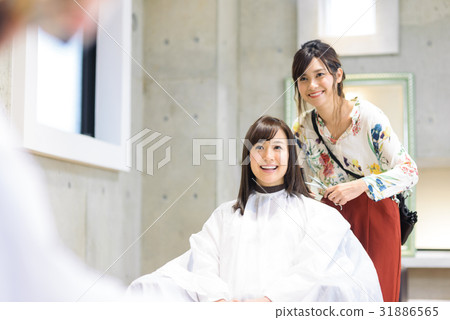 年輕女性美髮師和女性顧客 年輕女性美髮師和女性顧客 31886565