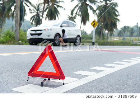 Business woman with a broken car calling for assis 31887609