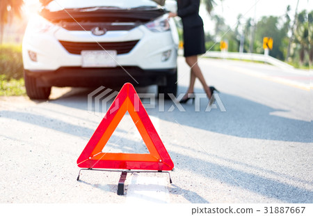 Business woman with a broken car calling for assis 31887667