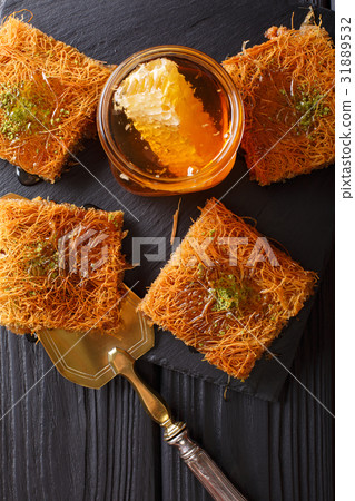 Turkish dessert kunefe with pistachio powder 31889532