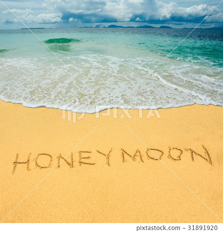Honeymoon drawn in a sandy tropical beach Honeymoon drawn in a sandy tropical beach 31891920