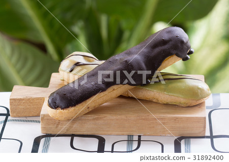 Green Tea and chocolate coating Eclair Green Tea and chocolate coating Eclair 31892400