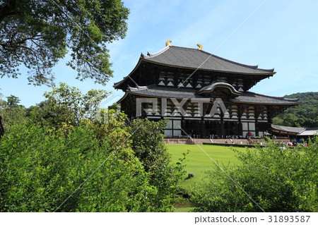 Buddha statue seen from the corridor of the middle gate Buddha statue seen from the corridor of the middle gate 31893587