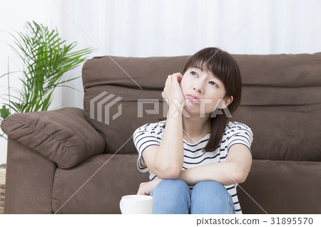 Troubling women Troubling women 31895570