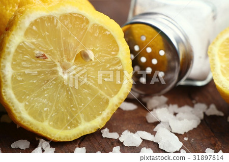 Fresh lemon and salt 31897814