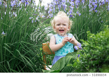 Little girl is crying. Little girl is crying. 31898834