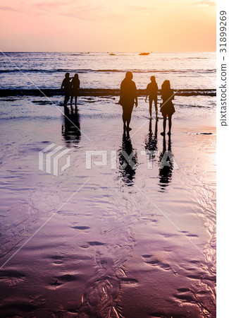 Silhouette lover people on sand beach in twilight Silhouette lover people on sand beach in twilight 31899269
